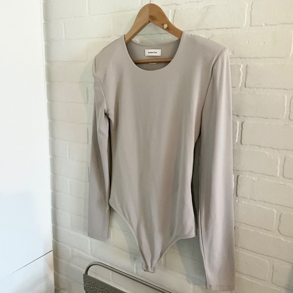 Aritzia Babaton Bodysuit Contour Shoulder Pad Longsleeve Light Gray Crew neck M - Picture 6 of 15